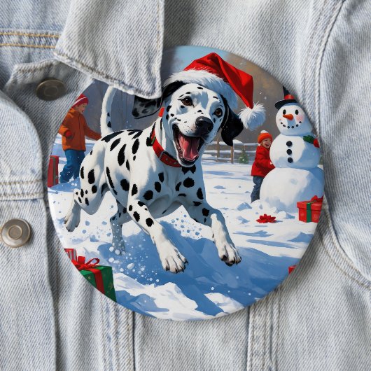 Dalmatiër rent in de sneeuw met kerstmuts ronde button 6,0 cm (In situ)