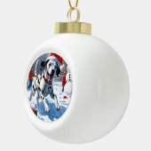 Dalmatische hardlopen in de sneeuw met kerst Pet Keramische Bal Ornament (Rechts)