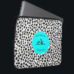 Dalmatische Hond Abstract Patroon Aqua Blue Monogr Laptop Sleeve<br><div class="desc">Bescherm uw laptop in stijl met de Dalmatian Dog Abstract Pattern Aqua Blue Monogram Laptop Sleeve. Met een speels en modern Dalmatisch ontwerp met gedurfde zwart-witte vlekken en een levendig hot pink accent, voegt dit sleeve een pop van persoonlijkheid toe aan uw technische uitrusting. Personaliseer het met een monogram voor...</div>