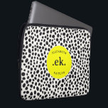 Dalmatische Hond Abstract Patroon Hot Pink Monogra Laptop Sleeve<br><div class="desc">Bescherm uw laptop in stijl met de Dalmatian Dog Abstract Pattern Hot Pink Monogram Laptop Sleeve. Met een speels en modern Dalmatisch ontwerp met gedurfde zwart-witte vlekken en een levendig hot pink accent, voegt dit sleeve een pop van persoonlijkheid toe aan uw technische uitrusting. Personaliseer het met een monogram voor...</div>