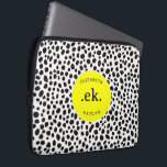 Dalmatische Hond Abstract Patroon Hot Pink Monogra Laptop Sleeve<br><div class="desc">Bescherm uw laptop in stijl met de Dalmatian Dog Abstract Pattern Hot Pink Monogram Laptop Sleeve. Met een speels en modern Dalmatisch ontwerp met gedurfde zwart-witte vlekken en een levendig hot pink accent, voegt dit sleeve een pop van persoonlijkheid toe aan uw technische uitrusting. Personaliseer het met een monogram voor...</div>