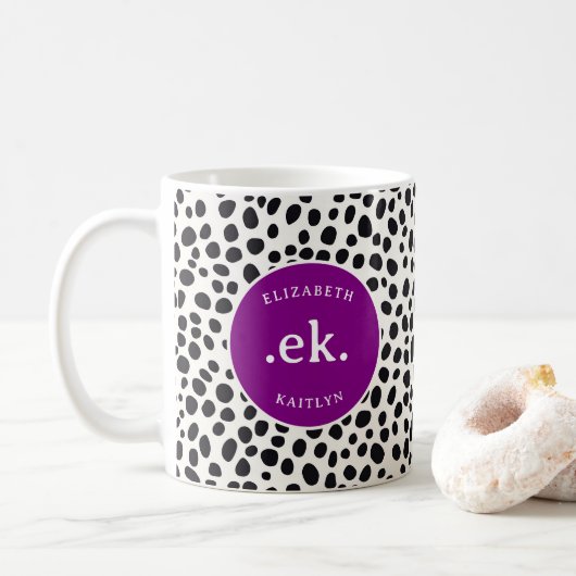 Dalmatische hond Abstract patroon Paarse monogram Koffiemok (Met donut)