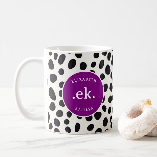 Dalmatische hond Abstract patroon Paarse monogram Koffiemok (Met donut)
