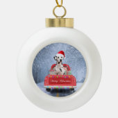 Dalmatische Hond in Sneeuw zittend in Kerstmis Keramische Bal Ornament (Voorkant)