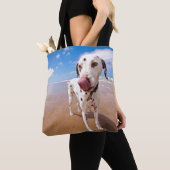 Dalmatische hond op strand tote bag (Dichtbij)