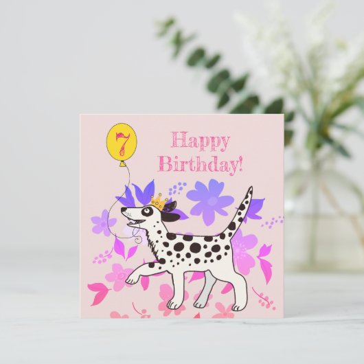 Dalmatische hond wenst gelukkige zevende verjaarda (Staand voorkant)