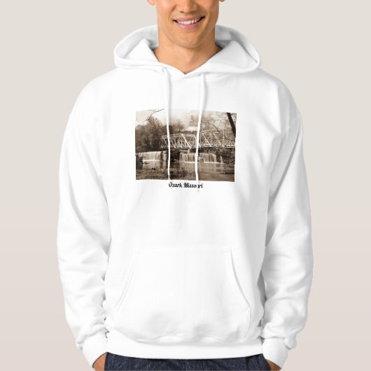 Dam bij Finley, Sepia Hoodie (Voorkant)