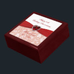 Damask 40th Wedding Jubileum Gift Box Cadeaudoosje<br><div class="desc">Een ontwerp van de Afbeeldingen Digitalcon met een ruby rood en wit kleur en een dammesje ontwerpthema met een verscheidenheid van douaneafbeeldingen, vormen, patronen, stijlen en doopvonten in dit één-van-a-soort "het Ontwerp van het Jubileum van de Bouw van de 40ste Band van de Damascus". Dit aantrekkelijke en elegante ontwerp is...</div>