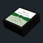 Damask 55th Wedding Jubileum Gift Box Cadeaudoosje<br><div class="desc">Een Digitalbcon-Afbeeldingen Design met een smaragdgroene kleur en een demaseontwerpthema met een verscheidenheid aan aangepaste afbeeldingen, vormen, patronen, stijlen en lettertypen in deze one-of-a-achtige "Bold Damask 55th Wedding Jubileum" Gift Box. Dit aantrekkelijke en elegante ontwerp is compleet met aanpasbare tekstletters die passen bij uw eigen speciale gelegenheid, waardoor dit het...</div>