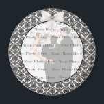 Damask Elegance Wedding Round Magnet<br><div class="desc">Uw gebeurtenis zal de perfecte fotobeëindiging hebben wanneer uw gasten deze fotomagneten als hun gunsten thuis nemen. Deze trendy fotomagneten bieden een unieke, en functionele manier om foto's weer te geven. Ideaal voor foto's van je evenement om je gast te herinneren aan je speciale dag. Personaliseer door uw foto toe...</div>