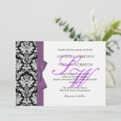Damask Monogram Paarse Bow Wedding Invitation Kaart (Staand voorkant)