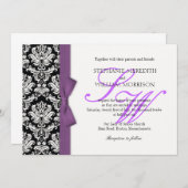 Damask Monogram Paarse Bow Wedding Invitation Kaart (Voorkant / Achterkant)