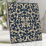 Damask Scroll Botanical Navy Blauw Goud Tegeltje<br><div class="desc">Voeg een vleugje klassieke elegantie toe aan uw huis met deze prachtige keramische tegel. Het ontwerp is voorzien van een ingewikkeld, geïnspireerd damast- en scrollpatroon met subtiele botanische elementen, weergegeven in een verfijnd goud op een diep marineblauwe achtergrond. Deze tegel is ideaal voor het creëren van een verfijnde en tijdloze...</div>