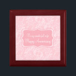 Damask vrouw jubileum roze geschenkdoos cadeaudoosje<br><div class="desc">chique damask stijl keepsake geschenkdoos. Perfect om een extra speciaal cadeau voor uw vrouw te presenteren op een jubileum of andere speciale gelegenheid. Geschenkdoos leest: Aan mijn geweldige vrouw Happy Jubileum,  of kan worden aangepast met uw eigen woorden. Exclusief ontwerp van Sarah Trett voor www.mylittleeden.com</div>