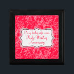 Damask vrouw Ruby bruiloft geschenkdoos rood zwart Cadeaudoosje<br><div class="desc">chique damask stijl keepsake geschenkdoos. Perfect om een extra speciaal cadeau voor uw vrouw te presenteren op een 40e trouwdag Ruby bruiloft speciale gelegenheid. Geschenkdoos leest: "Aan mijn lieve vrouw of onze Ruby Wedding Jubileum",  of kan worden aangepast met uw eigen woorden. Exclusief ontwerp van Sarah Trett.</div>