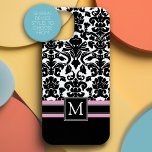 Damaspatroon met zwart roze monogram iPhone 15 case<br><div class="desc">Een trendy,  elegant ontwerp voor je telefoon. Een groot geschenk voor elke artistieke vrouw — zwart-wit behangselpatroon met roze accent.</div>