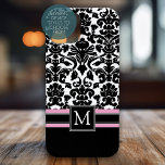 Damaspatroon met zwart roze monogram iPhone 15 case<br><div class="desc">Een trendy,  elegant ontwerp voor je telefoon. Een groot geschenk voor elke artistieke vrouw — zwart-wit behangselpatroon met roze accent.</div>
