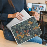 damast monogram laptophoes laptop sleeve<br><div class="desc">Een trendy monogram ontwerp met grote typografie initialen in een klassiek lettertype met jouw naam eronder op een chique damast achtergrond. Voeg uw aangepaste formulering toe aan dit ontwerp door gebruik te maken van de "Edit this design sjabloon"-vakken aan de rechterkant van het item of klik op de blauwe knop...</div>