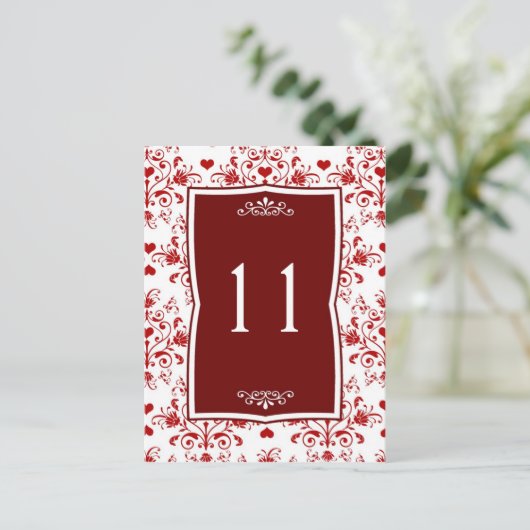 Damast rood op witte bloemen, harten Tafelnummer (Staand voorkant)