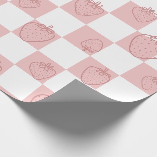 dambordpatroon met schattige aardbeien cadeaupapier (Hoek)
