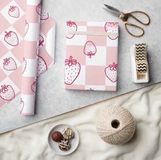 dambordpatroon met schattige aardbeien cadeaupapier (Crafts)