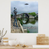 Dame alien op mobiele telefoon tijdens de invasie  poster (Keuken)