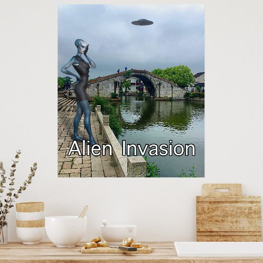 Dame alien op mobiele telefoon tijdens de invasie  poster (Keuken)
