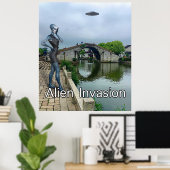 Dame alien op mobiele telefoon tijdens de invasie  poster (Thuiskantoor)