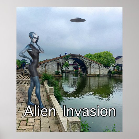 Dame alien op mobiele telefoon tijdens de invasie  poster (Voorkant)