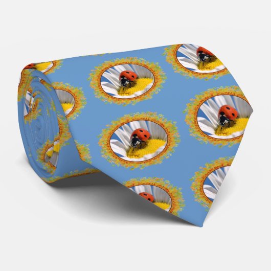 Dame bug op madeliefje in lijst bladeren stropdas (Opgerold)