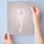 Dame die yoga doet met een rode achtergrond. flyer (Hand)