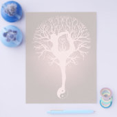 Dame die yoga doet met een rode achtergrond. flyer (Enkel)