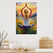 Dame doen Yoga in een veld bij zonsondergang Poste Poster (Keuken)