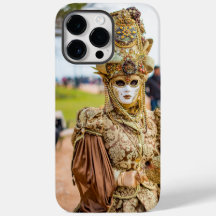 Dame in gouden kostuum en masker