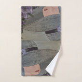 Dame in groot Pet w / Paarse tulpenbloemen Bad Handdoek (Handdoek)