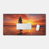 Dame in het rood op het strand Fine Art Bureaumat (Keyboard & Muis)
