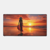 Dame in het rood op het strand Fine Art Bureaumat (Voorkant)