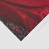 Dame in rood swingend over Rozen Tissuepapier (Detail)