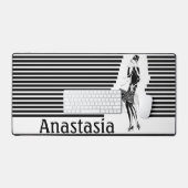 dame in zwart-wit bureaumat (Keyboard & Muis)