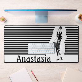 dame in zwart-wit bureaumat