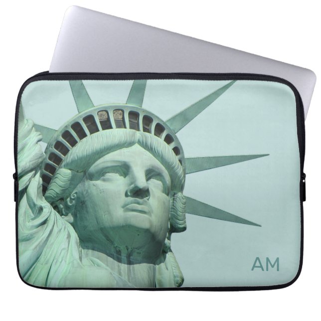 Dame Liberty en monogram op lichtblauw Laptop Sleeve (Voorkant)