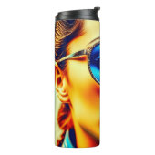  dame met blauwe zonnebril met reflectie thermosbeker (Gedraaid links)