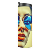  dame met blauwe zonnebril met reflectie thermosbeker (Geroteerd rechts)