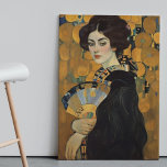 DAME MET EEN FAN Gustav Klimt wall art poster<br><div class="desc">Dit iconische meesterwerk,  versierd met Klimts kenmerkende bladgoud en ingewikkelde patronen,  voegt een vleugje tijdloze elegantie toe aan elke ruimte. De mysterieuze allure van de gesluierde vrouw,  met haar  fan,  creëer een sfeer van intriges en verfijning. Dit unieke stuk aan een kunstliefhebber geven,  een glimlach op hun gezicht brengen.</div>