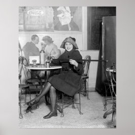 Dame met een verborgen fles, 1922. Oude foto Poster