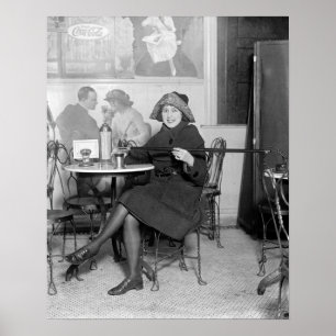 Dame met een verborgen fles, 1922. Oude foto Poster