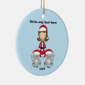 Dame met twee kerstkerstversiering keramisch ornament (Rechts)