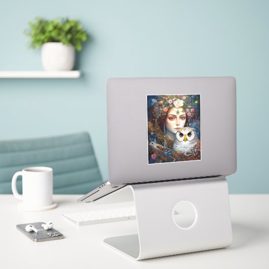 Dame met Uil Surreal Fantasy Kunst Sticker (Laptop op bureau)