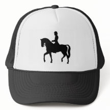 Dame op een paard met Trucker Hat