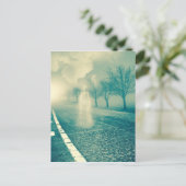 Dame op een verlaten weg briefkaart (Staand voorkant)